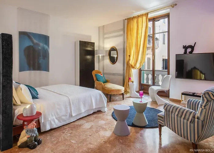 Billie's Flat Red - Art & Design In Historic Centre * Verona
