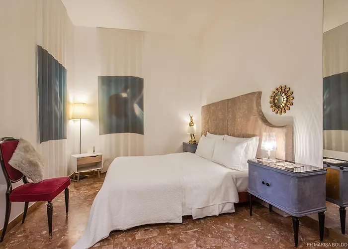 Billie's Flat Red - Art & Design In Historic Centre Apartment