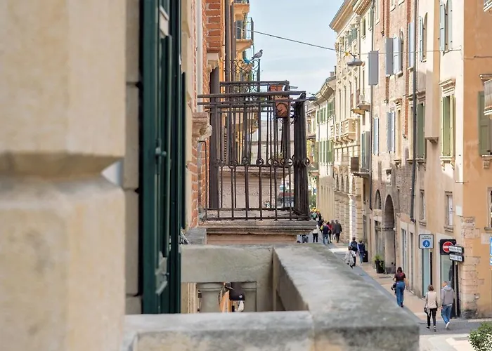 Billie's Flat Red - Art & Design In Historic Centre Apartment *