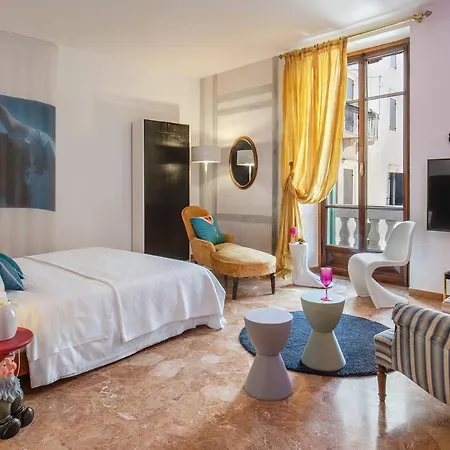 Billie's Flat Red - Art & Design In Historic Centre * Werona