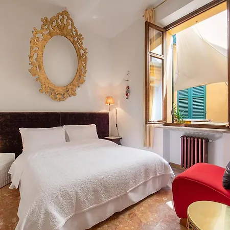 Billie's Flat Red Apartment Verona