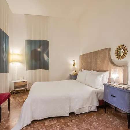 Billie's Flat Red - Art & Design In Historic Centre Apartament