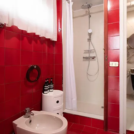 Billie's Flat Red Apartment *