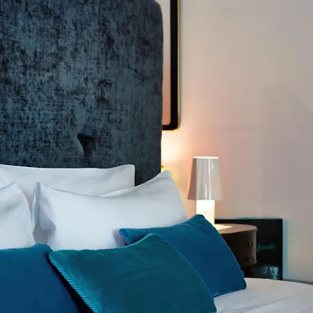 Billie's Flat Red - Art & Design In Historic Centre