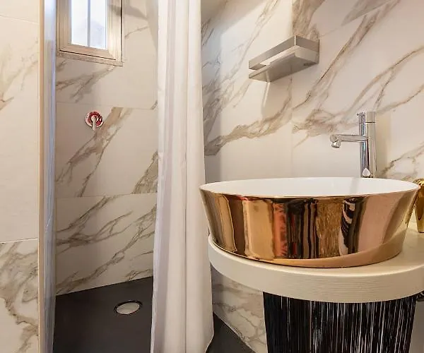 Billie's Flat Red - Art & Design In Historic Centre