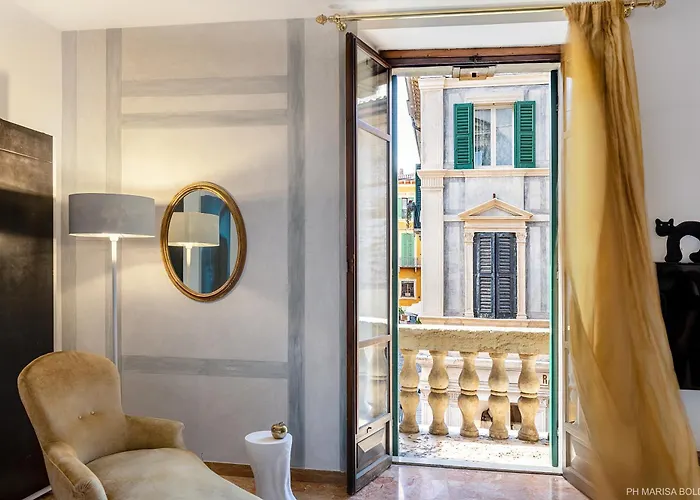 Billie's Flat Red - Art & Design In Historic Centre * Verona