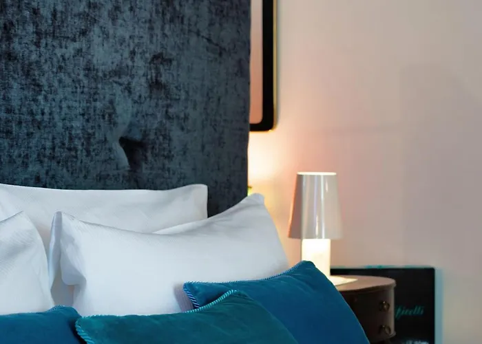 Billie's Flat Red - Art & Design In Historic Centre